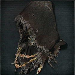 Yelmo de hierro con capucha negra