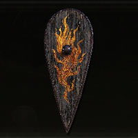Escudo de madera con blasón de llama