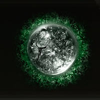 L&aacute;grima de cristal verde derramada