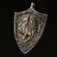 Talism&aacute;n de escudo con blas&oacute;n de drag&oacute;n