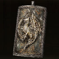 Talism&aacute;n de escudo grande con blas&oacute;n de drag&oacute;n