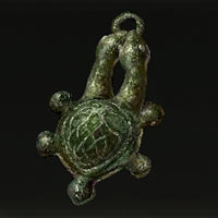 Talism&aacute;n de tortuga bic&eacute;fala verde