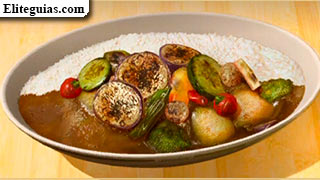 Curri con verduras salteadas