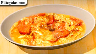 Revuelto de huevos con tomate