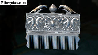 Frasco de perfume con forma de peine de plata